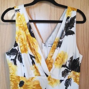 Cute! Floral dress WITH pockets!!